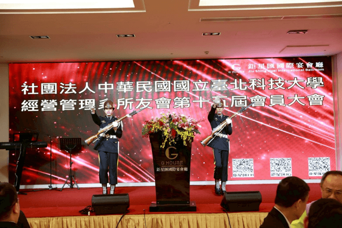 第十五屆會員大會理事長交接晚會現場照片 北科大經管系友會第十五屆會員大會交接現場,歷屆理事長與貴賓共同見證傳承時刻
