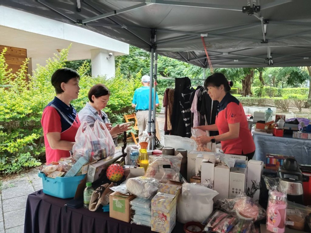 救國團三峽區捐血活動現場，義工揮汗宣傳，募集222袋熱血