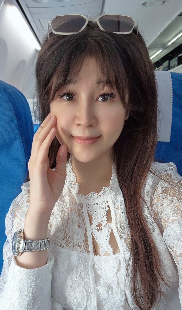 安琪菈在廈門航空航班上接受生日祝福的畫面