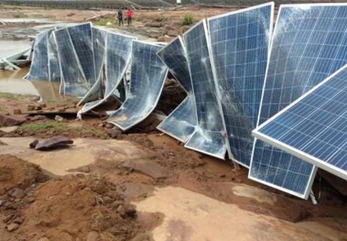 破損太陽能板在海邊漂浮，颱風造成環境污染