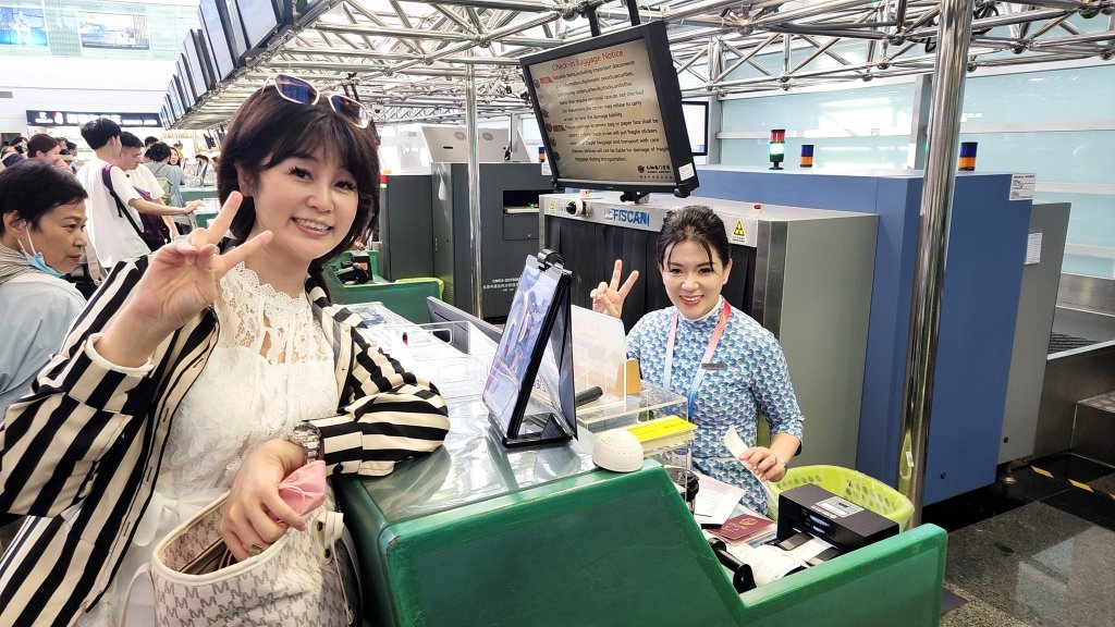 安琪菈在廈門航空航班上接受生日祝福的畫面