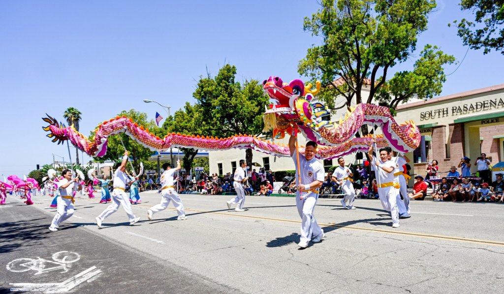 太極門國慶遊行精彩表演 太極門文化訪問團在加拿大國慶遊行演出孔雀舞、鳳凰舞、歌仔戲