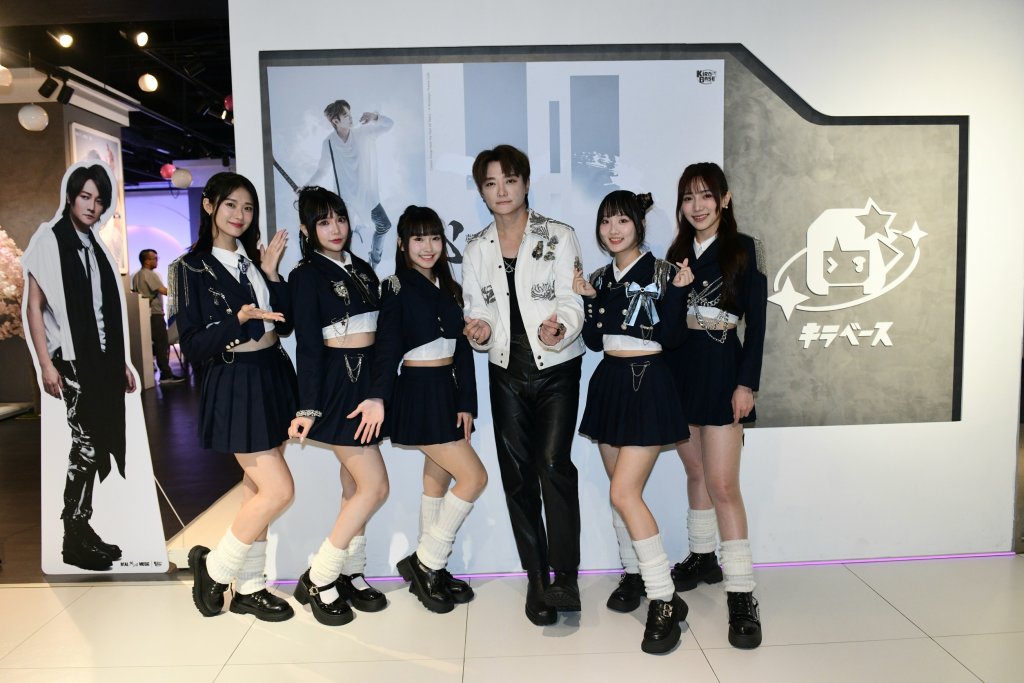 阿沁20週年主題店開幕現場與KIRIS合影