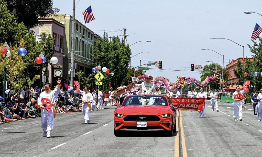 太極門國慶遊行精彩表演 太極門文化訪問團在加拿大國慶遊行演出孔雀舞、鳳凰舞、歌仔戲