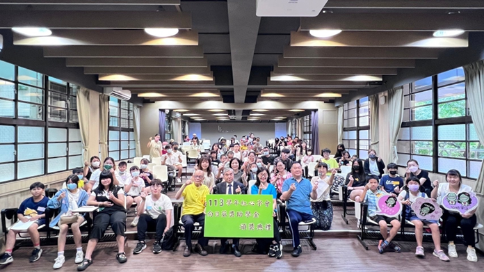 紅心字會與房多多代表合影，攜手支持向日葵獎助學金計畫