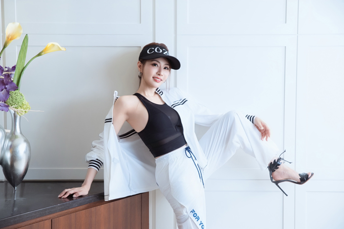 王瀅與女兒Siena母女同框，感情如閨密一起出席品牌活動