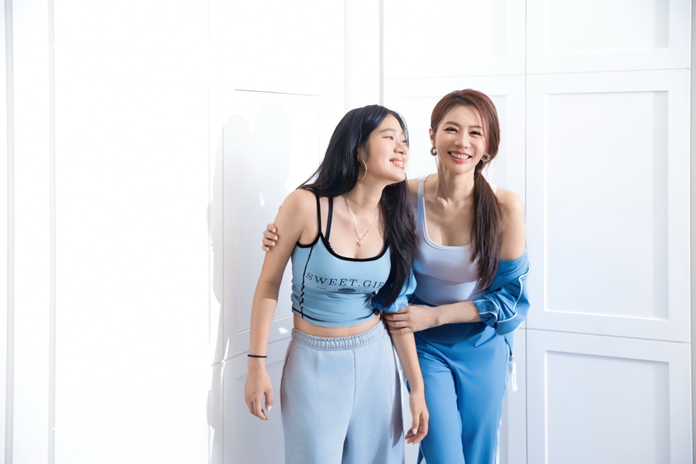 王瀅與女兒Siena母女同框，感情如閨密一起出席品牌活動