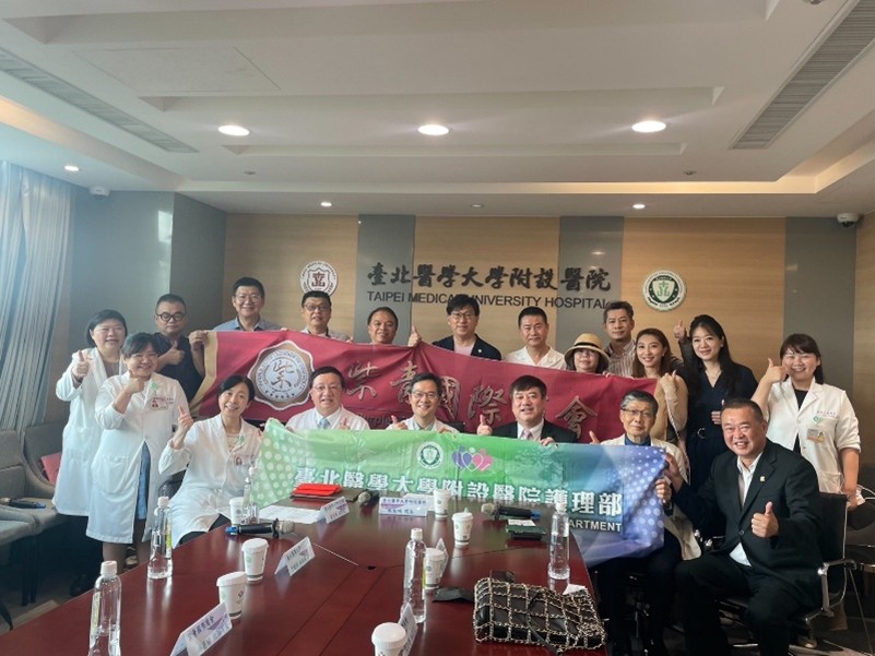 紫青國際商會捐贈30萬慰勞北醫附醫護理人員 紫青國際商會與北醫附醫護理人員並合影留念