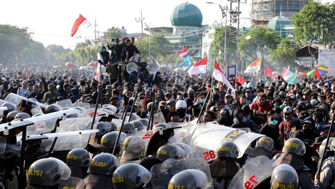 印尼議會大樓遭縱火 抗議群眾衝突升級 印尼抗議群眾縱火焚燒議會大樓,警方發射催淚瓦斯驅散示威者