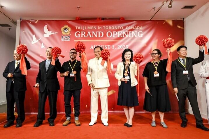 太極門多倫多道館開幕典禮，洪博士與全球弟子及貴賓合影