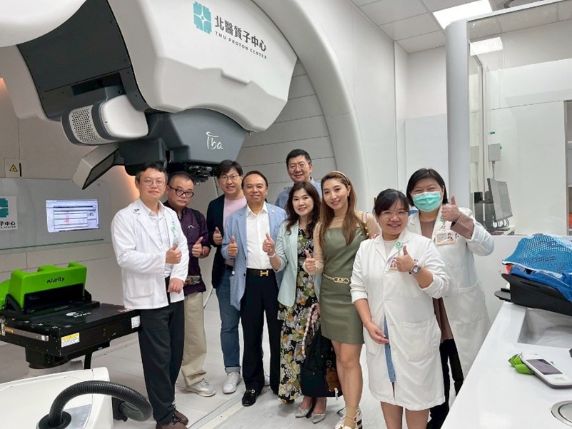 紫青國際商會捐贈30萬慰勞北醫附醫護理人員 紫青國際商會捐贈30萬元慰勞北醫附醫護理人員並合影留念