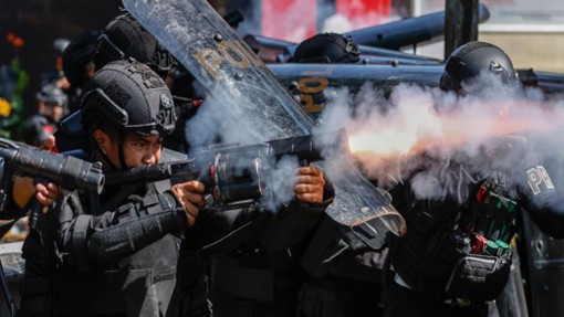 印尼議會大樓遭縱火 抗議群眾衝突升級 印尼抗議群眾縱火焚燒議會大樓,警方發射催淚瓦斯驅散示威者