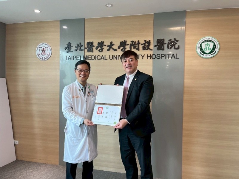 紫青國際商會捐贈30萬慰勞北醫附醫護理人員 紫青國際商會捐贈30萬元慰勞北醫附醫護理人員並合影留念