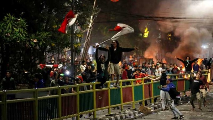 印尼議會大樓遭縱火 抗議群眾衝突升級 印尼抗議群眾縱火焚燒議會大樓,警方發射催淚瓦斯驅散示威者