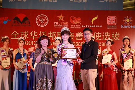 安琪菈榮獲2017全球華僑邦聯傑出親善大使 安琪菈林淑凌榮獲2017全球華僑邦聯傑出親善大使,積極投入公益與演藝主持