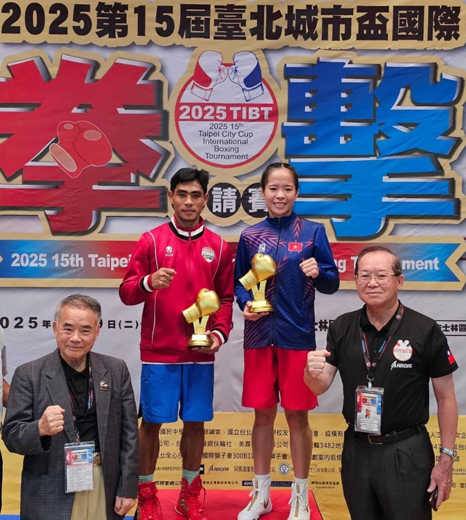 台灣拳擊代表隊在2025臺北城市盃奪下4面金牌，選手登台領獎場景