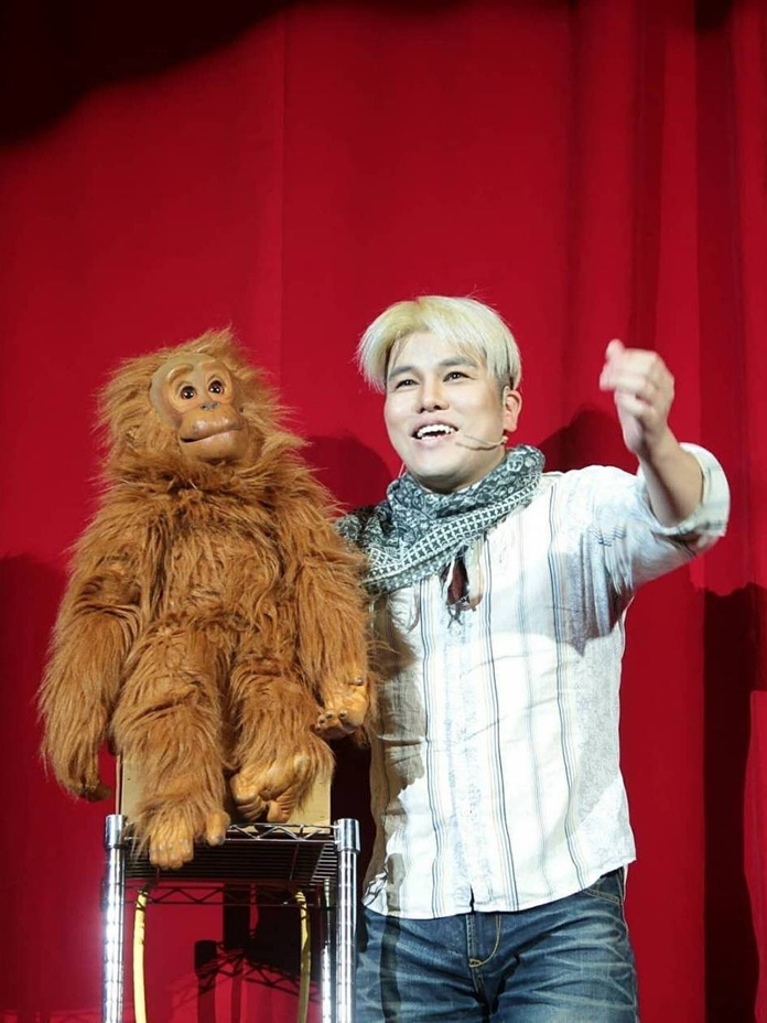 台灣腹語冠軍小魔張孝行在舞台表演腹語與魔術