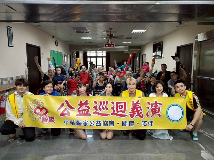 台灣腹語冠軍小魔張孝行在舞台表演腹語與魔術