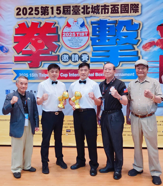台灣拳擊代表隊在2025臺北城市盃奪下4面金牌，選手登台領獎場景