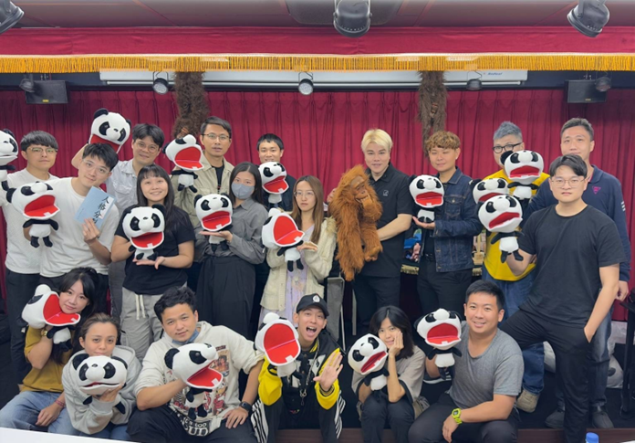 台灣腹語冠軍小魔張孝行在舞台表演腹語與魔術