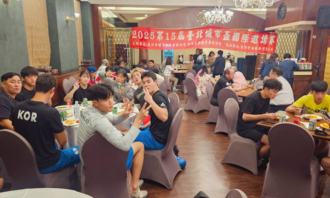 台灣拳擊代表隊在2025臺北城市盃奪下4面金牌，選手登台領獎場景