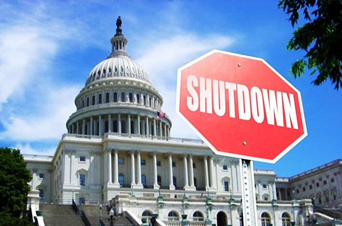 川普在白宮內應對政府關門危機，預算僵局持續