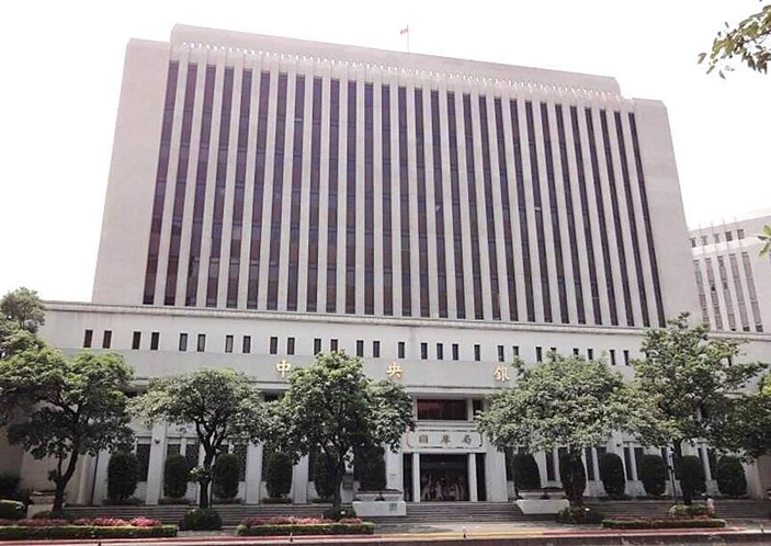台灣中央銀行大樓外觀，象徵經濟政策穩定