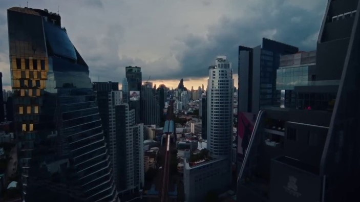 異形：地球主視覺海報，異形現身地球夜景，融合科幻與恐怖氛圍