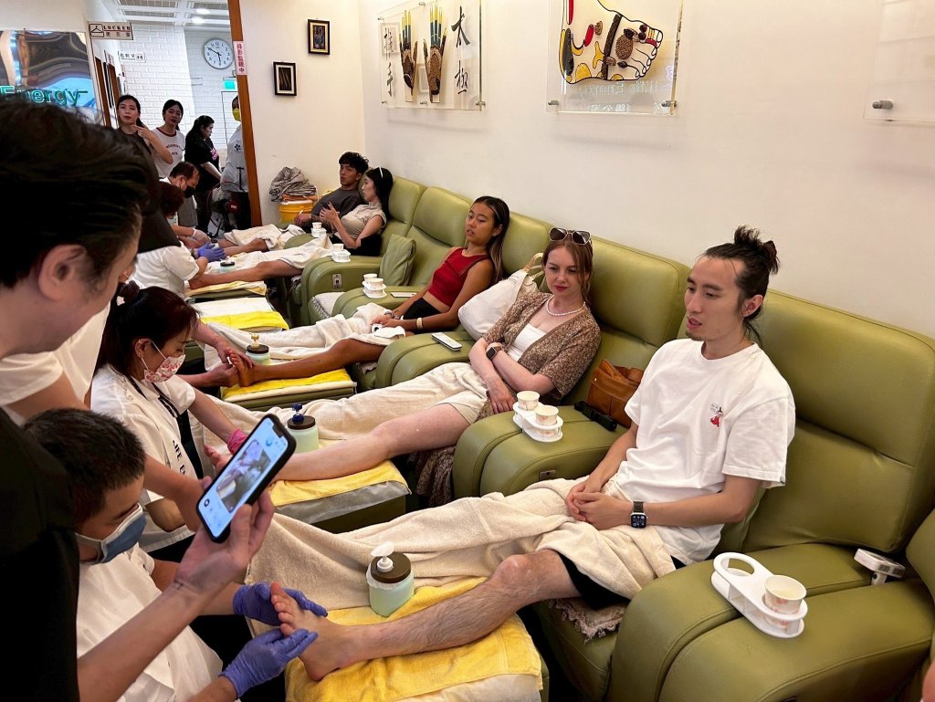 台灣老字號足療品牌導入AI智能系統，外籍旅客爭相體驗智慧足療服務，觀光熱潮全面引爆！