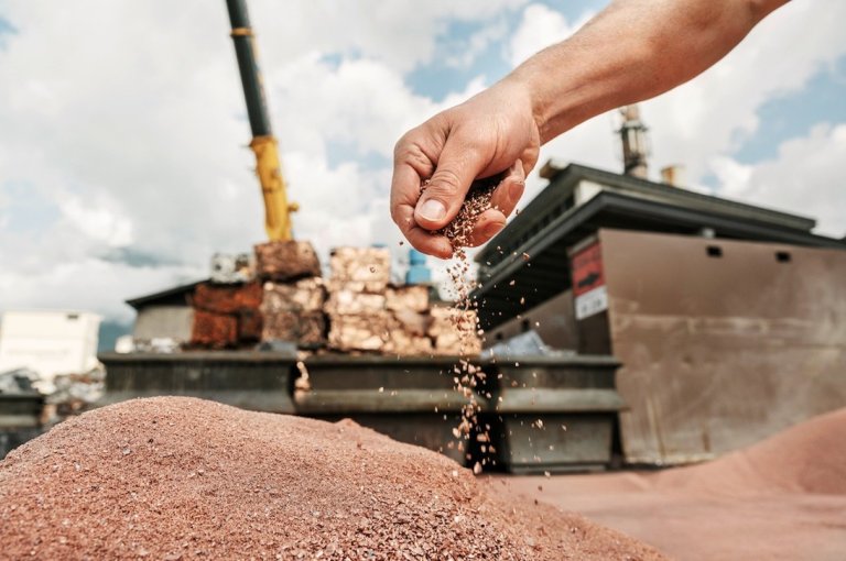 全球銅礦產業與AI技術驅動下的銅價走勢示意圖