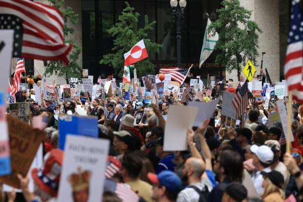 川普簽署行政命令提案更名國防部為戰爭部 美國前總統川普簽署行政命令提議更名國防部為戰爭部,引發民主黨反彈