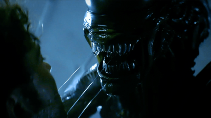 異形：地球主視覺海報，異形現身地球夜景，融合科幻與恐怖氛圍