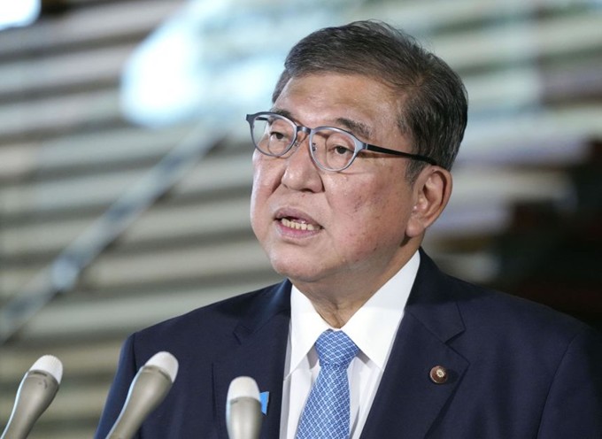 石破茂宣布辭職，記者會發表談話時神情哀傷