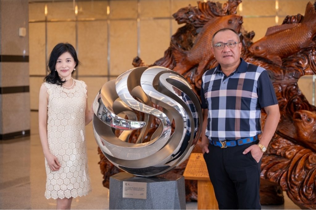 惟生基金會林香吟健康繪本捐贈活動合影 林香吟代表惟生基金會捐贈健康繪本予苗栗偏鄉國小