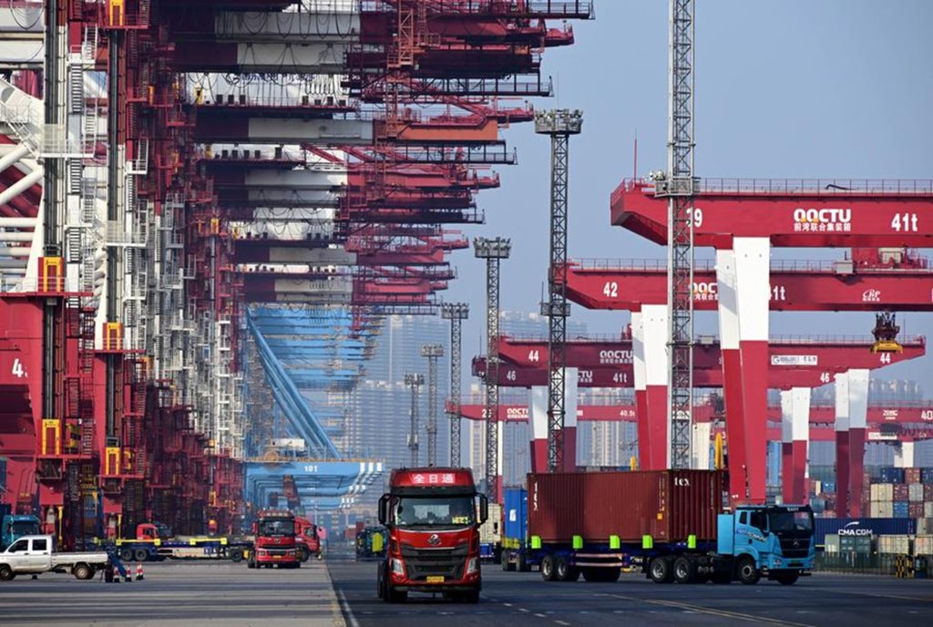 中國出口放緩引發全球供應鏈關注 中國港口堆積的貨櫃,象徵出口貿易活動