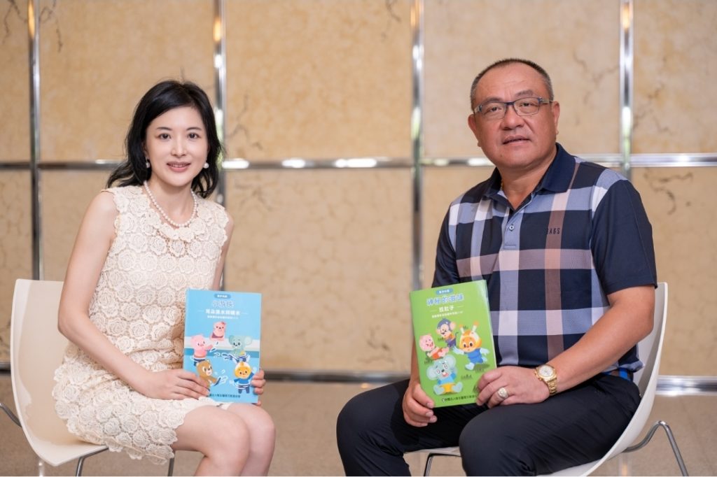 惟生基金會林香吟健康繪本捐贈活動合影 林香吟代表惟生基金會捐贈健康繪本予苗栗偏鄉國小