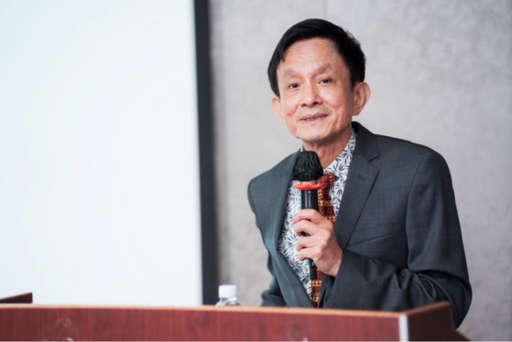 惟生基金會林香吟健康繪本捐贈活動合影 林香吟代表惟生基金會捐贈健康繪本予苗栗偏鄉國小