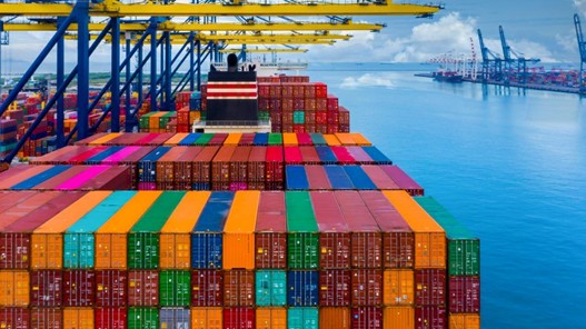 關稅上路導致製造業訂單下降、產能受限圖表