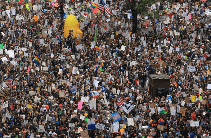 川普簽署行政命令提案更名國防部為戰爭部 美國前總統川普簽署行政命令提議更名國防部為戰爭部,引發民主黨反彈