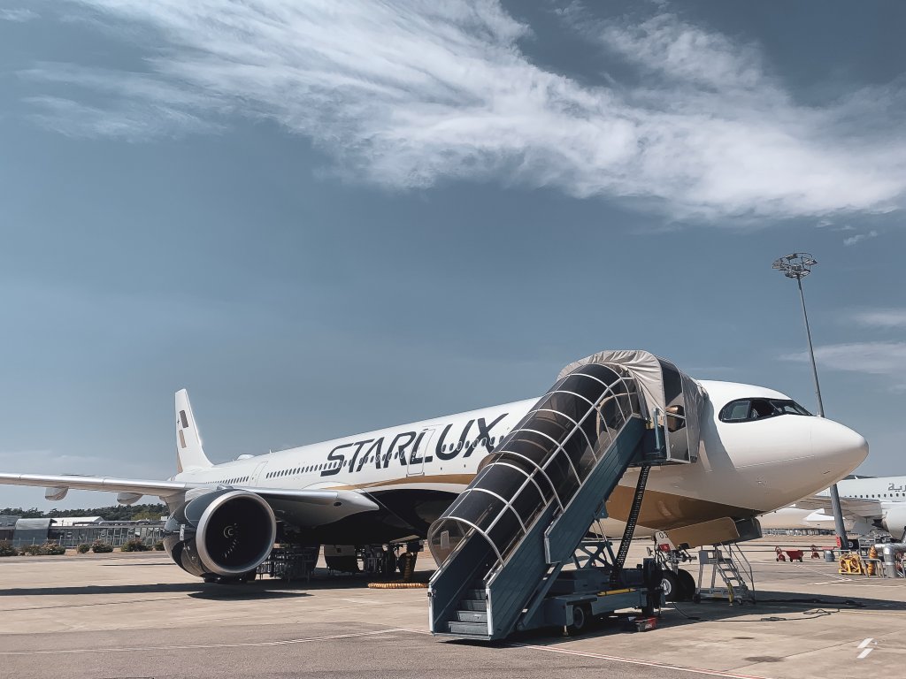 長榮、華航、星宇航空榮獲 APEX 全球五星級航空獎項合影照