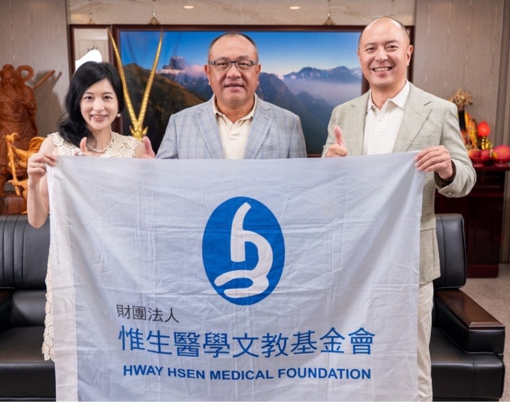 惟生基金會林香吟健康繪本捐贈活動合影 林香吟代表惟生基金會捐贈健康繪本予苗栗偏鄉國小