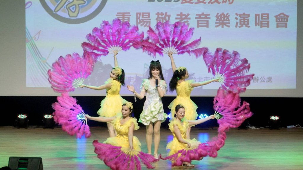 安琪菈身穿淡綠短禮服，在重陽敬老音樂會上獻唱，感動全場長輩