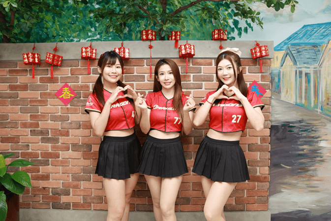 味全龍啦啦隊琪琪與長者共舞，參與重陽節公益活動現場