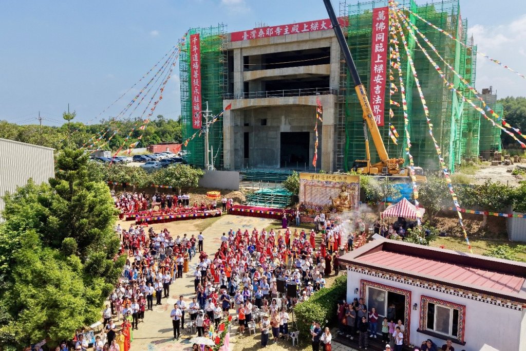 桑耶寺上樑大典現場，僧團修法與信眾共聚祈福