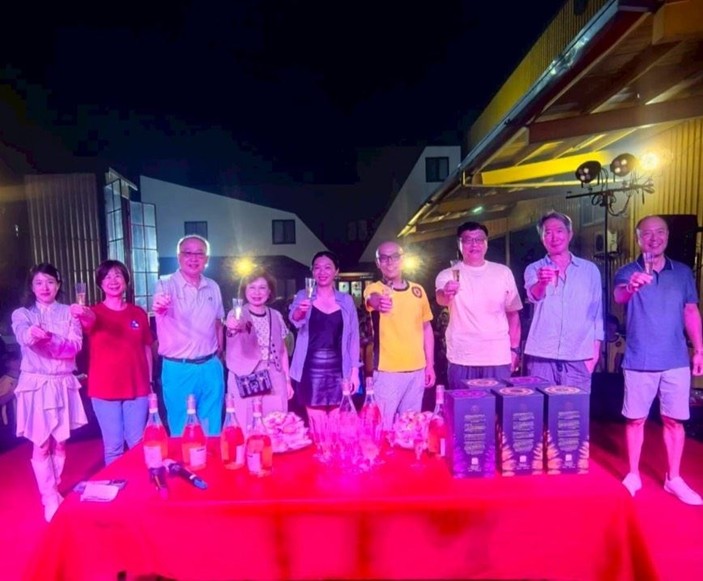 無極武恩聖宮中秋晚會現場照片|公益結合藝文演出 小朋友在無極武恩聖宮中秋公益晚會舞台上才藝表演,場面溫馨熱鬧