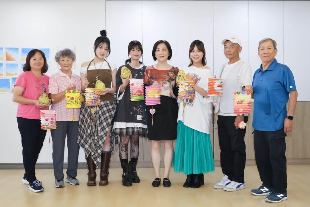 陳佩賢、童雲晞、康庭瑋中秋節陪伴長者提燈籠、共度佳節