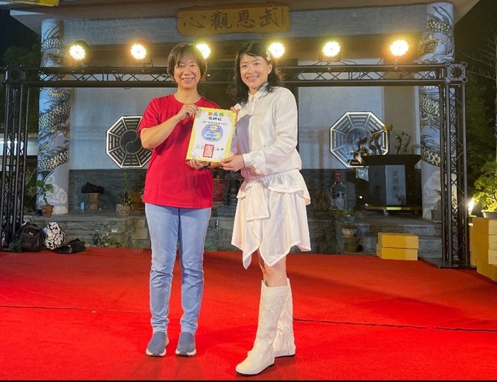 無極武恩聖宮中秋晚會現場照片|公益結合藝文演出 小朋友在無極武恩聖宮中秋公益晚會舞台上才藝表演,場面溫馨熱鬧