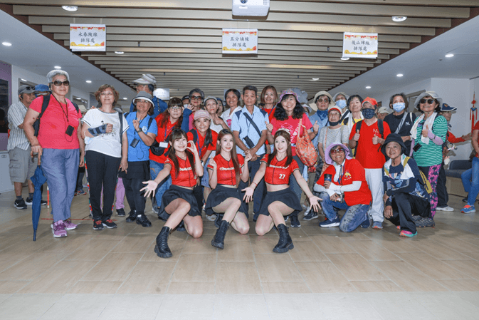 味全龍啦啦隊琪琪與長者共舞，參與重陽節公益活動現場