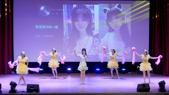 安琪菈身穿淡綠短禮服，在重陽敬老音樂會上獻唱，感動全場長輩