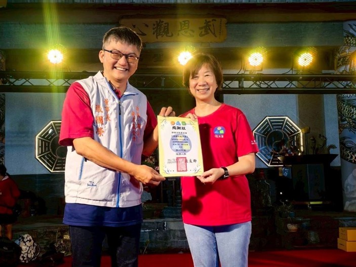 無極武恩聖宮中秋晚會現場照片|公益結合藝文演出 小朋友在無極武恩聖宮中秋公益晚會舞台上才藝表演,場面溫馨熱鬧